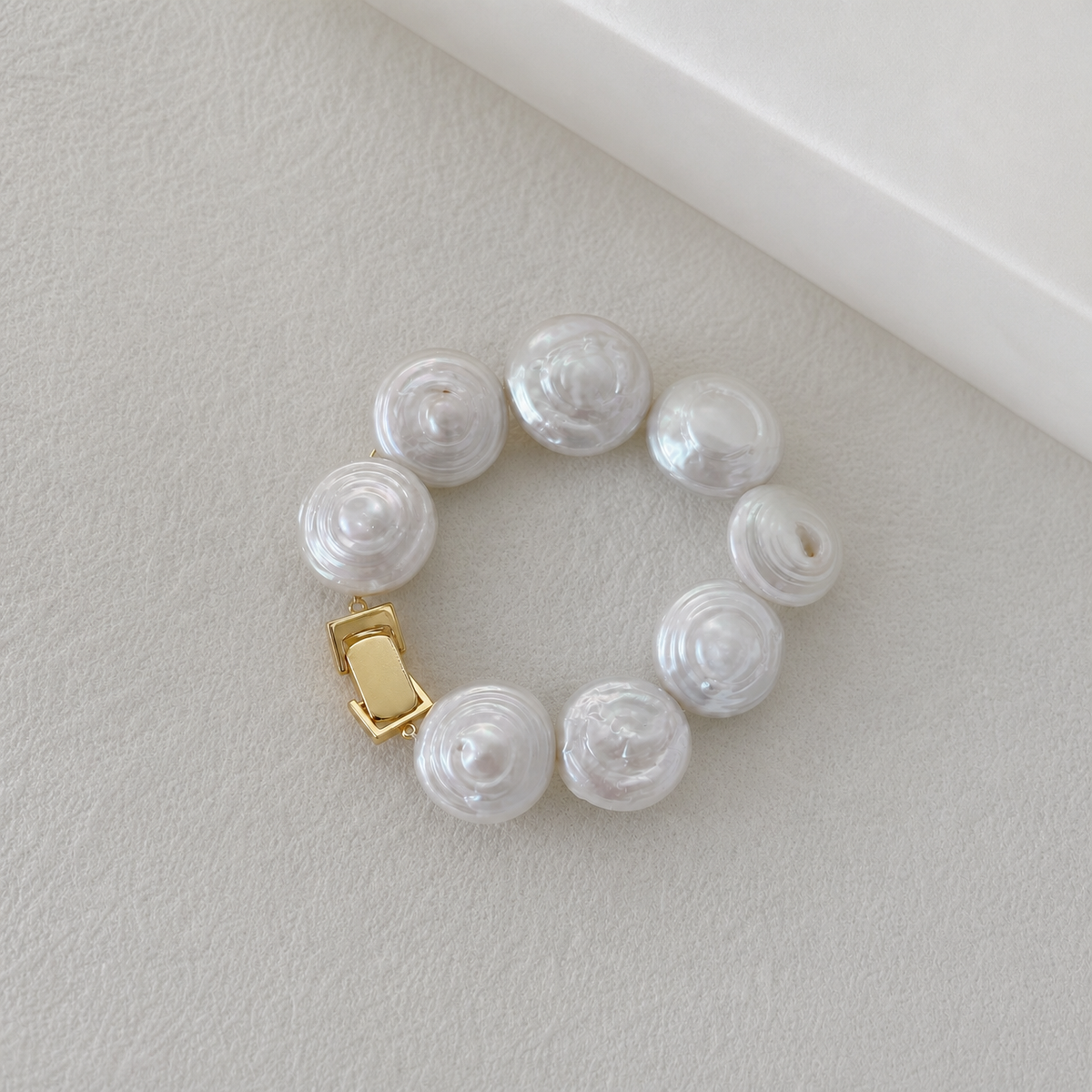 Button  Baroque  pearl  bracelet